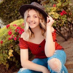 Meet your Posher, Ayveryona